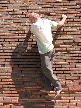 Escalade urbaine briques