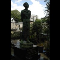 Cimetiere-06-passer-statue-Kretz-a-main-droite.jpg