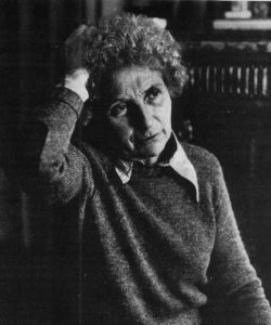 Denise Escande main-cheveux