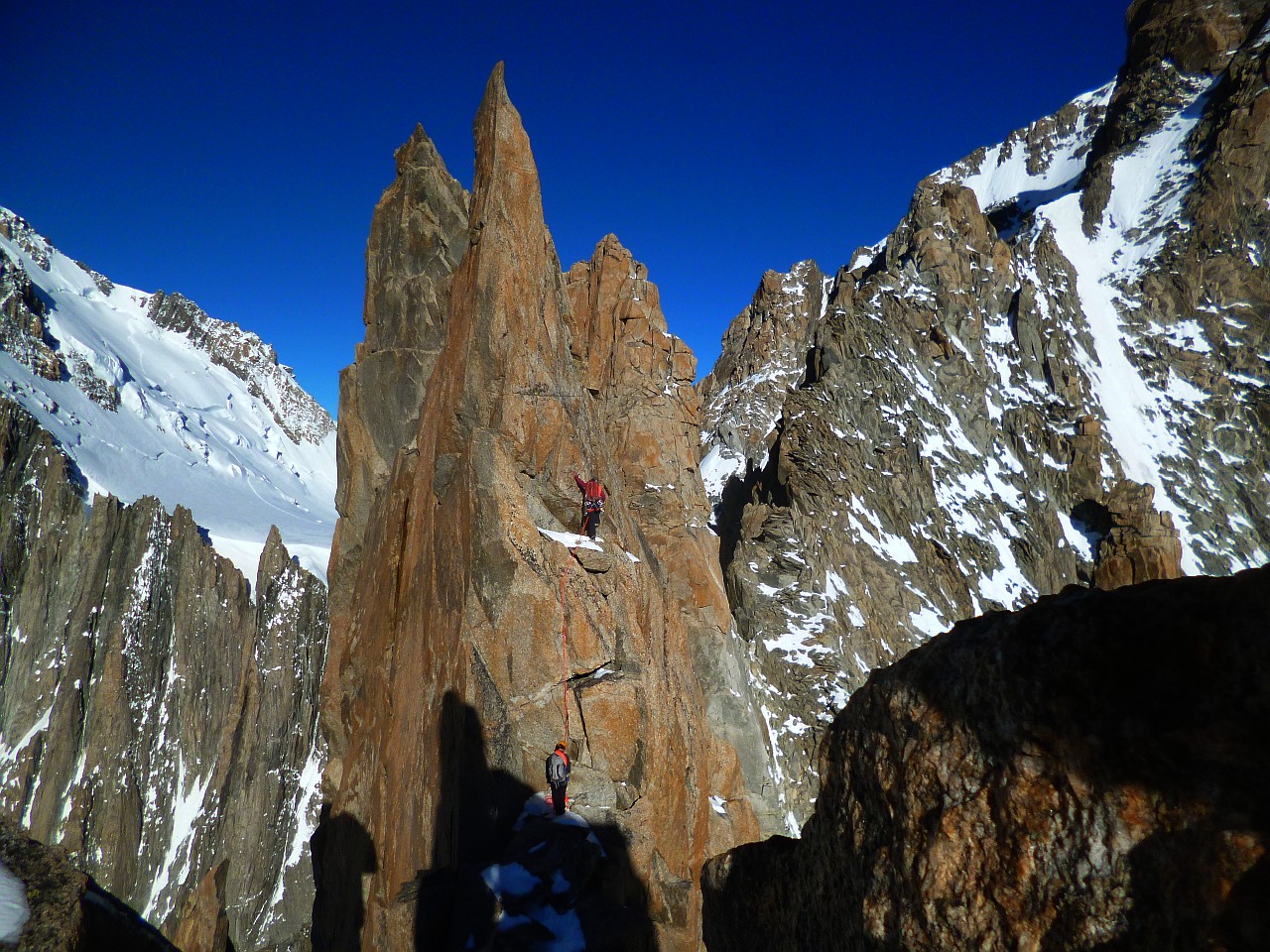 Traversée des Aiguilles du Diable, Mont blanc du Tacul. Nicole grimpe la pointe Carmen